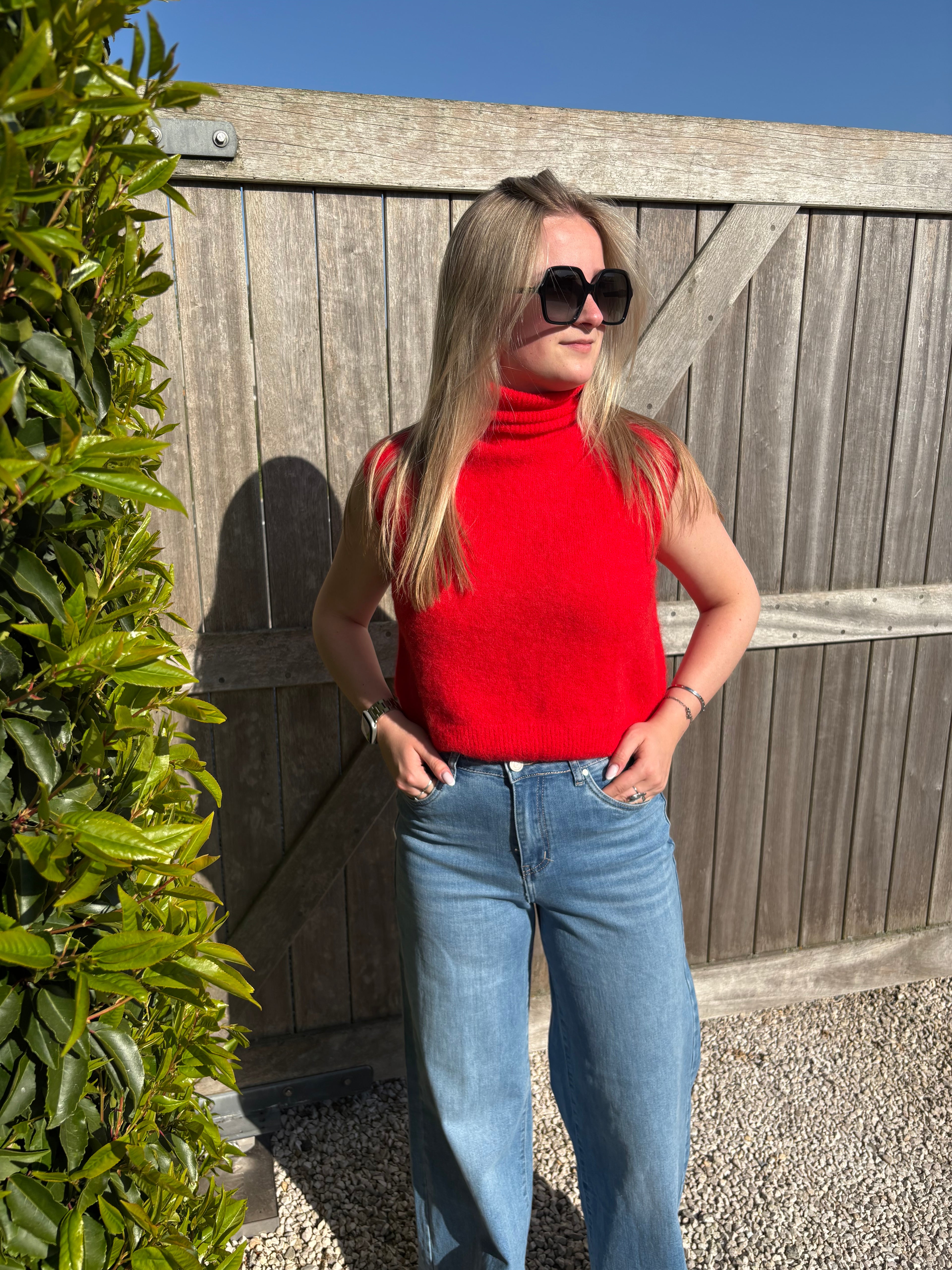 Daniella Sleeveless Turtleneck - Red